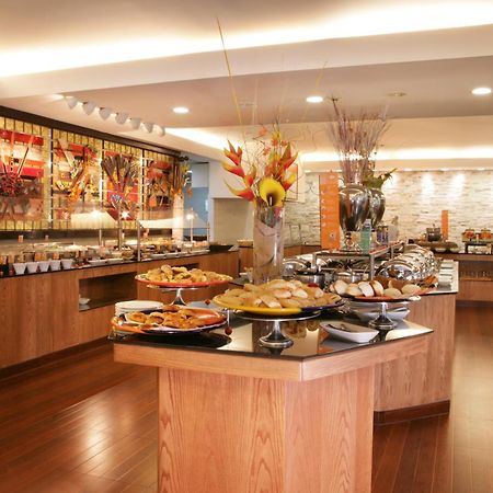 Barcelo Guadalajara Ξενοδοχείο Εστιατόριο φωτογραφία The buffet at the restaurant