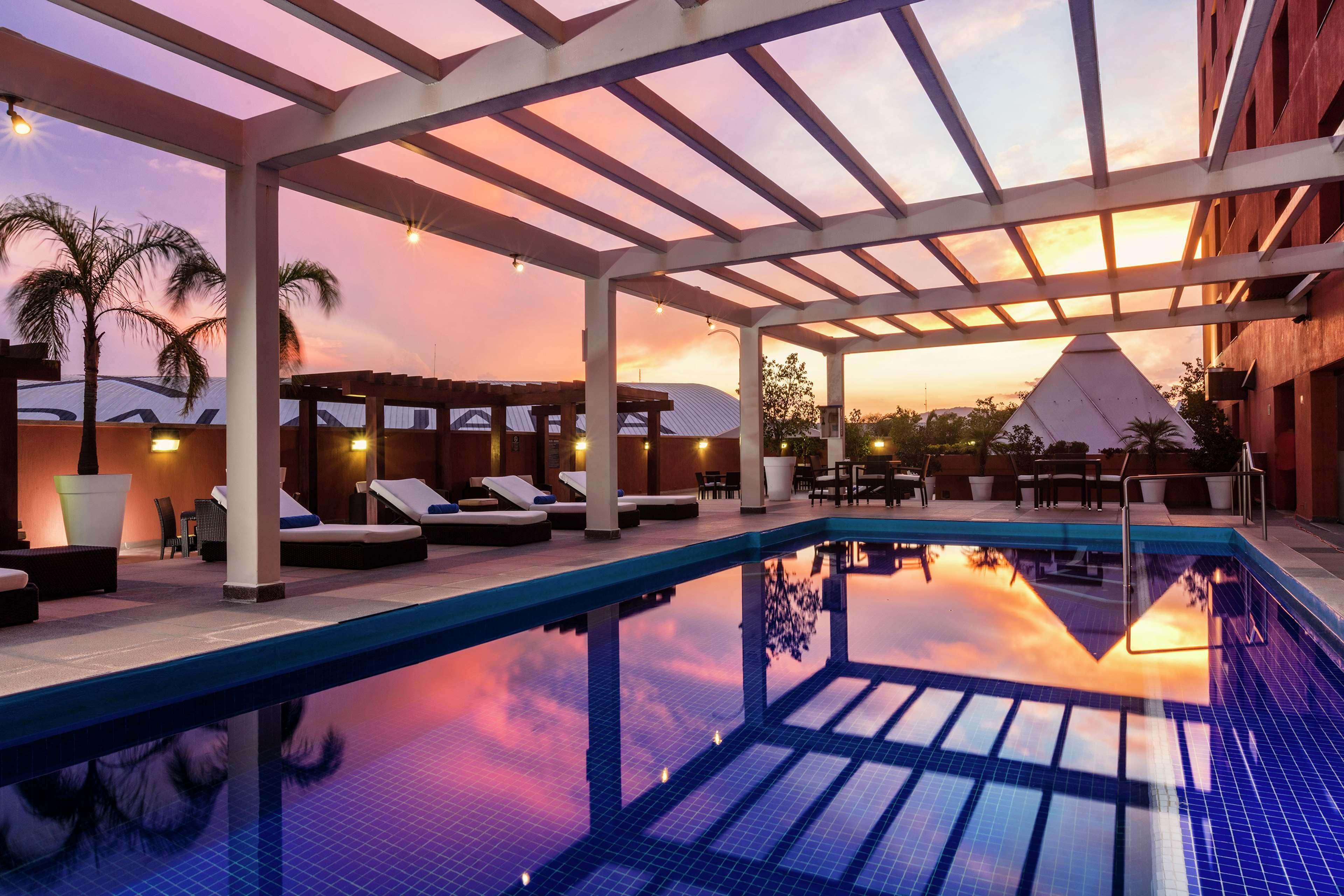 Barcelo Guadalajara Ξενοδοχείο Εξωτερικό φωτογραφία The pool at the hotel