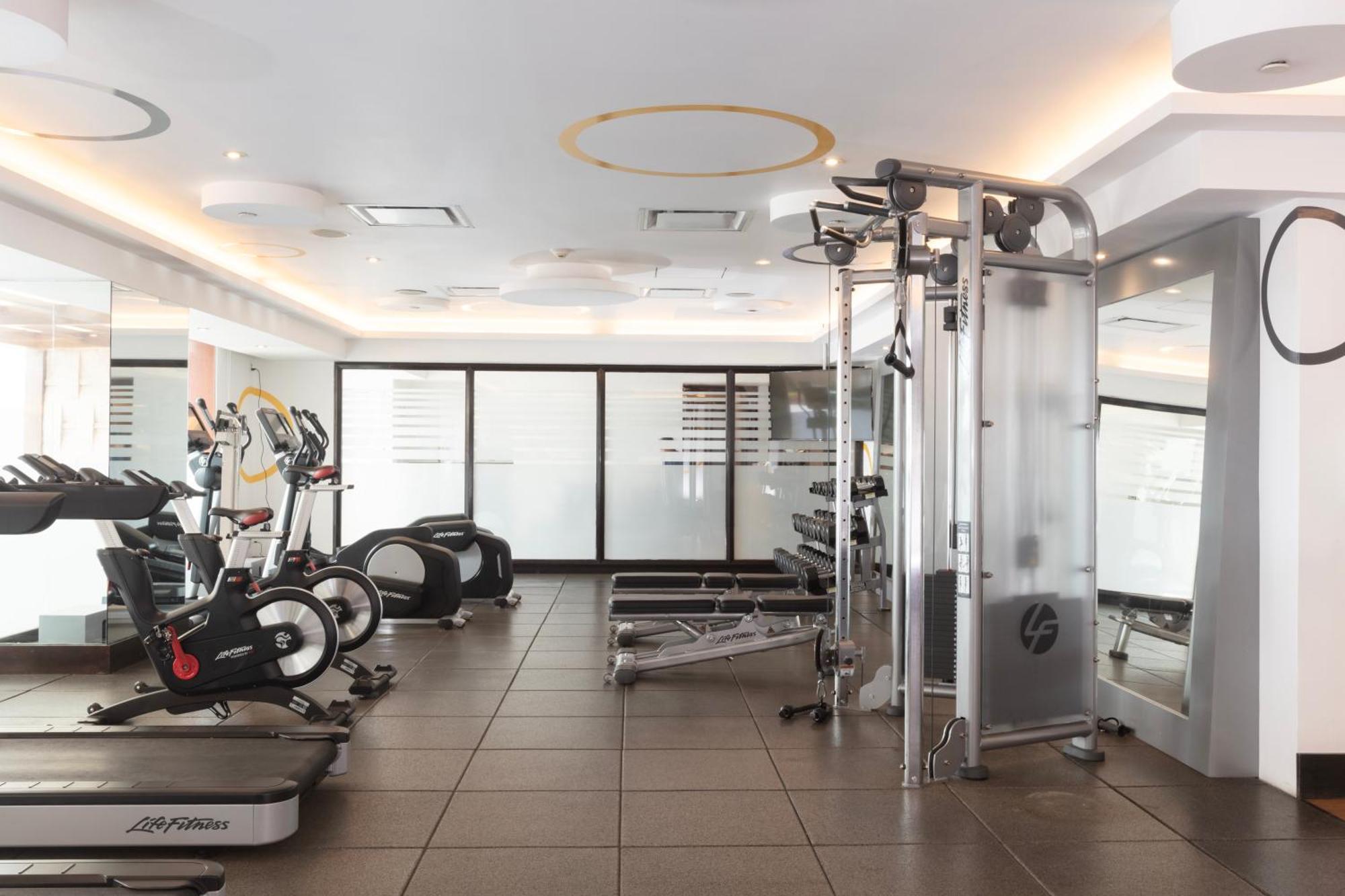 Barcelo Guadalajara Ξενοδοχείο Εξωτερικό φωτογραφία The gym at the hotel