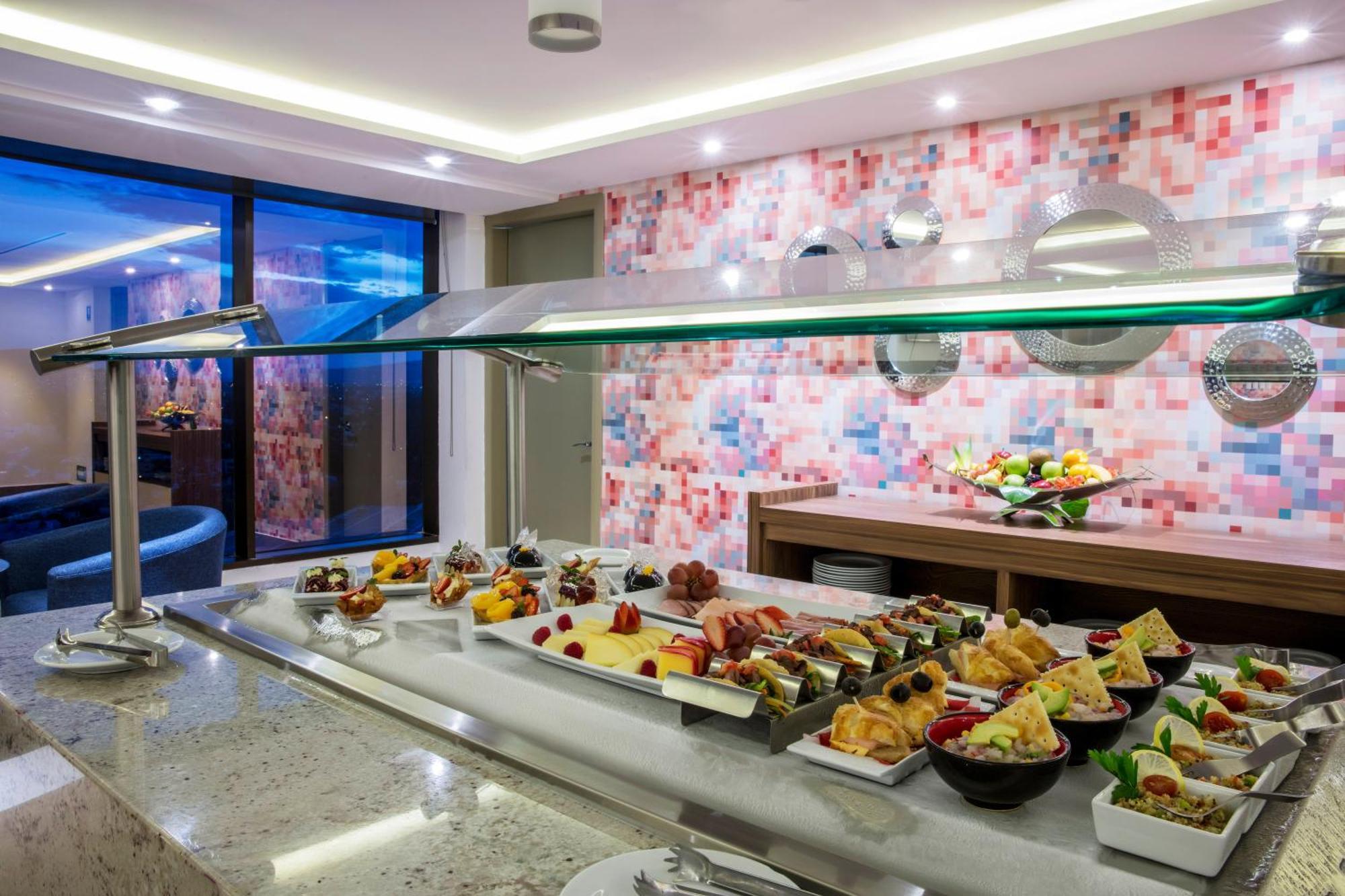 Barcelo Guadalajara Ξενοδοχείο Εξωτερικό φωτογραφία A buffet at a hotel